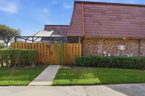 7600 Courtyard Run, Boca Raton, FL 33433