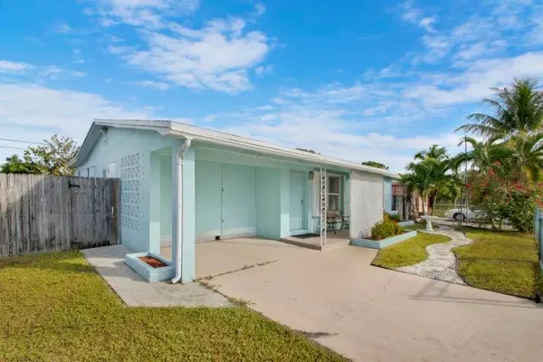 1307 S Flamingo Drive, Lantana, FL 33462