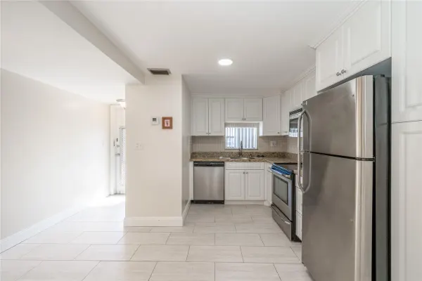 9523 S Hollybrook Lake Drive 107, Pembroke Pines, FL 33025