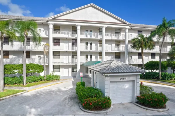 3650 Whitehall Drive 202, West Palm Beach, FL 33401