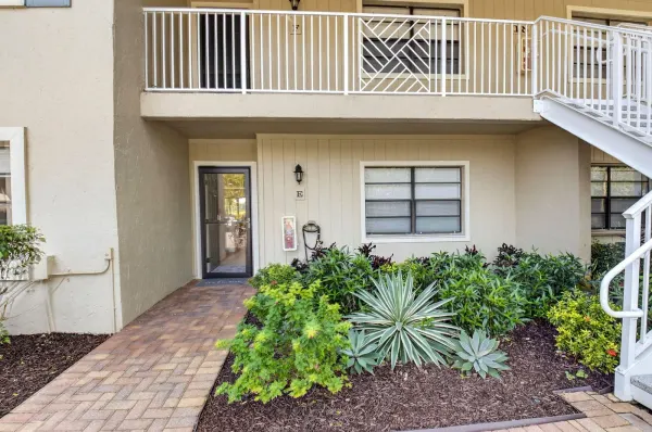 18 Westgate Lane E, Boynton Beach, FL 33436