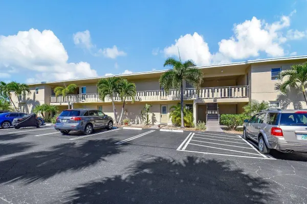 315 Circle Drive S 102, Boynton Beach, FL 33435