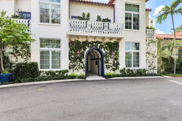 236 Phipps Plaza 201, Palm Beach, FL 33480
