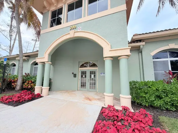 330 Crestwood Circle N 202, Royal Palm Beach, FL 33411