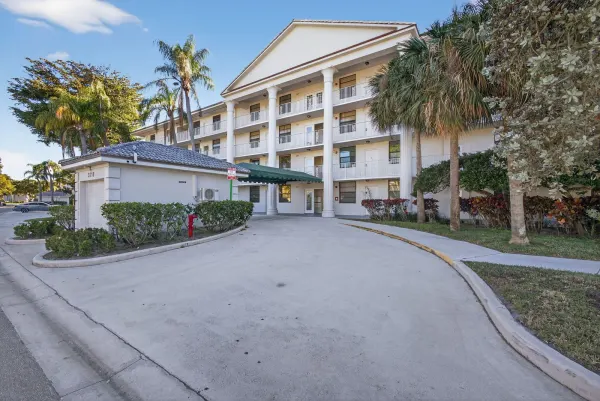 3716 Whitehall Drive 203, West Palm Beach, FL 33401