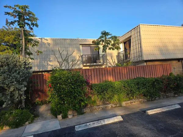 1700 Embassy Drive 512, West Palm Beach, FL 33401