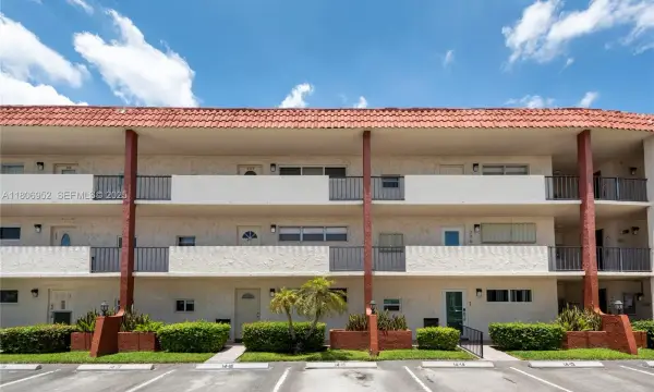 9823 S Hollybrook Lake Drive 105, Pembroke Pines, FL 33025
