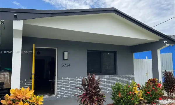 5724 SW 18th Street, West Park, FL 33023