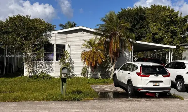 909 SW 131 Way, Davie, FL 33325