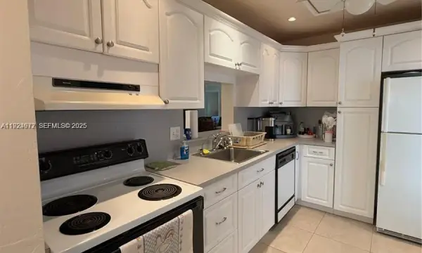 4270 NW 40th Street 202, Lauderdale Lakes, FL 33319