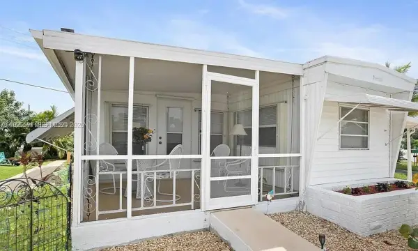 8616 SW 16th Place, Davie, FL 33324