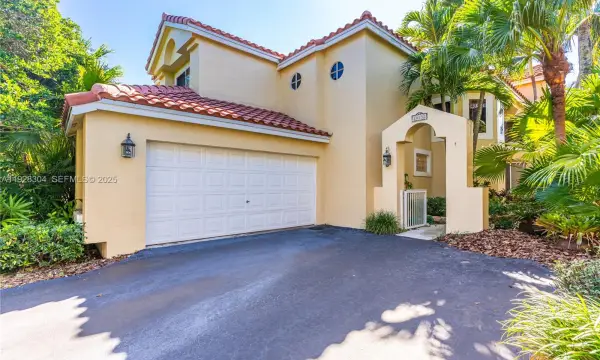 10132 NW 4th Street, Plantation, FL 33324