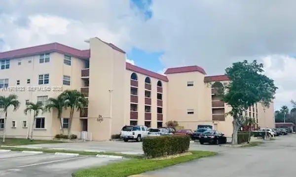 3251 Holiday Springs Boulevard 403, Margate, FL 33063