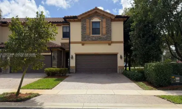 12350 S Village Circle, Davie, FL 33325