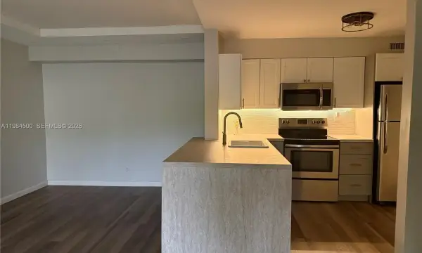 3001 N Oakland Forest Drive 104, Oakland Park, FL 33309