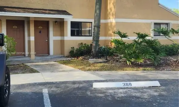 210 E Palm Circle E, Pembroke Pines, FL 33025