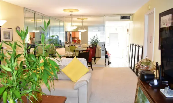 9881 Sunrise Lakes Boulevard 207, Sunrise, FL 33322