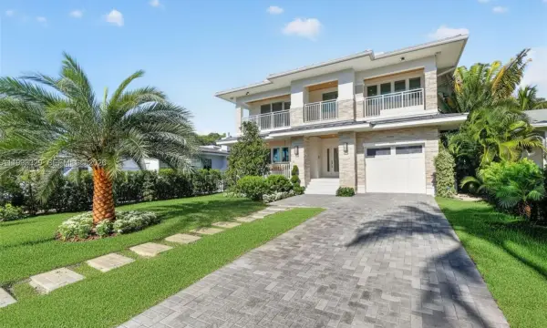 1017 S Palmway, Lake Worth, FL 33460