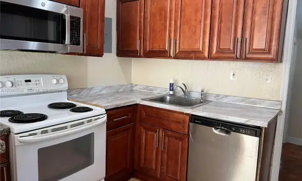 931 NW 34th Way, Lauderhill, FL 33311