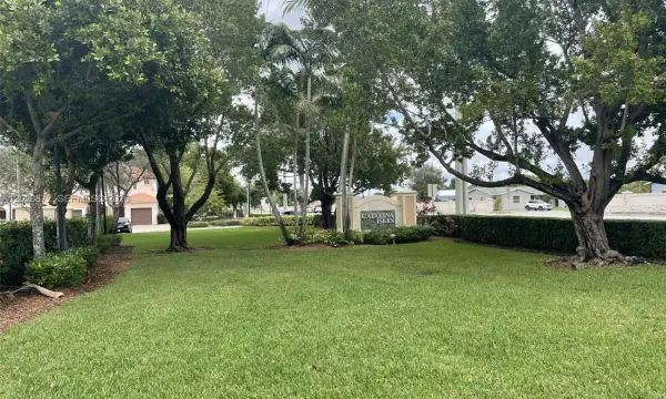 8835 S Isles Circle, Tamarac, FL 33321
