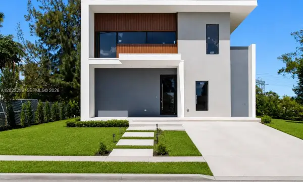 201 NW 14 Way, Dania Beach, FL 33004