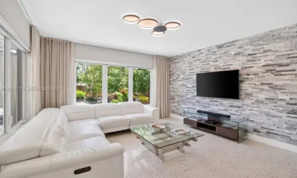 709 NW 9th Court, Hallandale Beach, FL 33009
