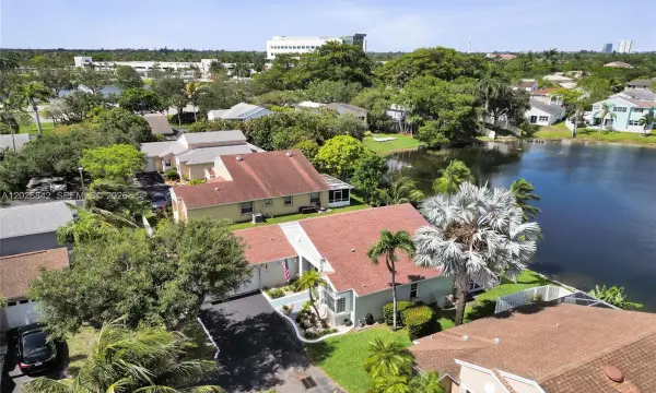 10639 Lago Welleby Drive, Sunrise, FL 33351