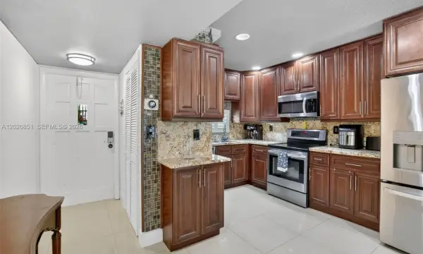 8941 S Hollybrook Boulevard 205, Pembroke Pines, FL 33025