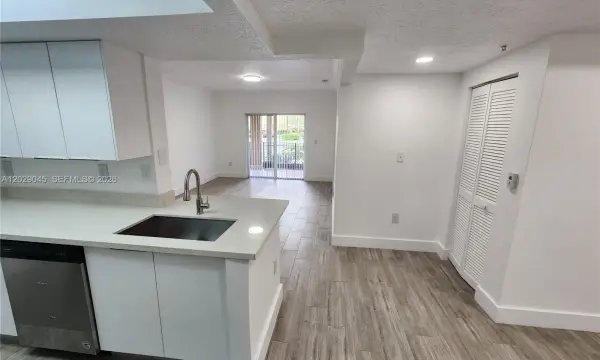 215 SW 117th Terrace 14101, Pembroke Pines, FL 33025