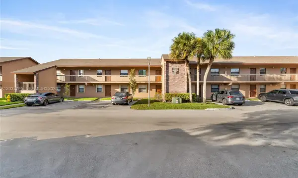 10003 Winding Lake Road 203, Sunrise, FL 33351
