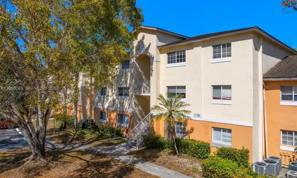3700 N 56th Avenue 1012, Hollywood, FL 33021