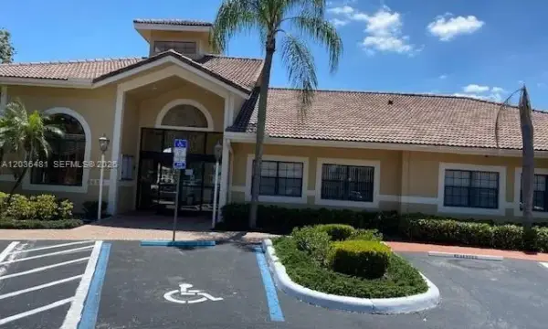 300 W Palm Circle W 208, Pembroke Pines, FL 33025