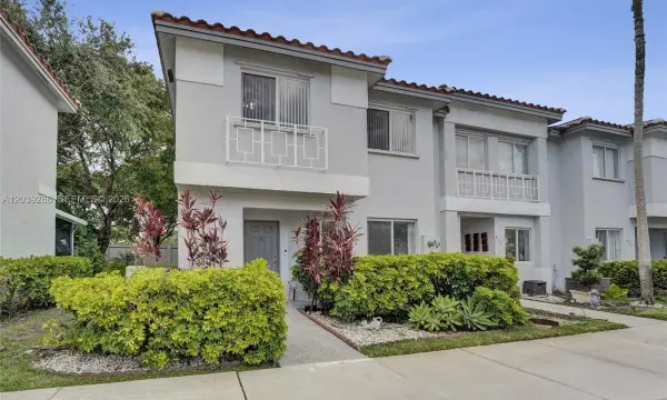 806 NW 208th Way, Pembroke Pines, FL 33029
