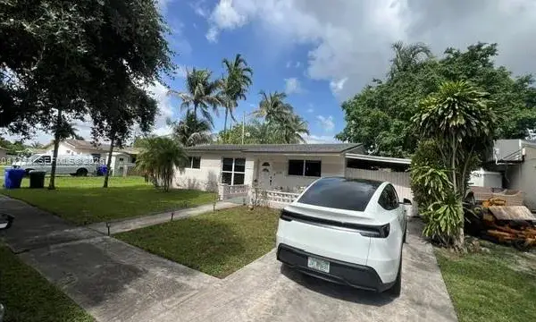 3000 N 72nd Way, Hollywood, FL 33024