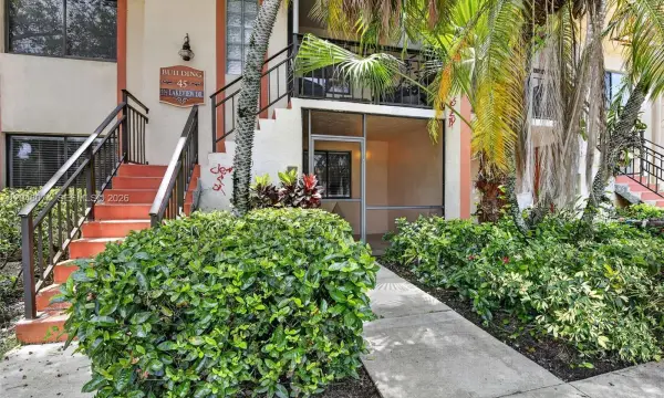 359 Lakeview Drive 102, Weston, FL 33326