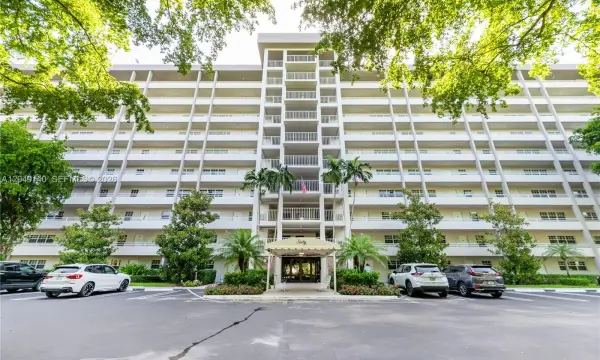 605 Oaks Drive, Unit 607, Pompano Beach, FL, 33069