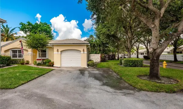 9852 NW 9th Court, Plantation, FL 33324