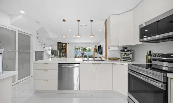 10372 NW 3rd Street, Pembroke Pines, FL 33026