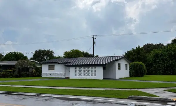2581 NW 47th Avenue, Lauderhill, FL 33313