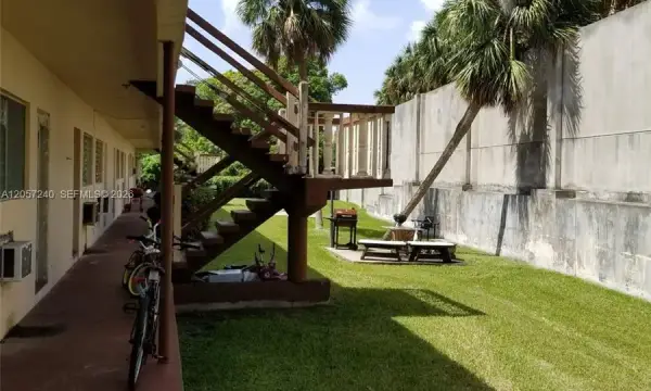 280 SW 11th Avenue 18, Hallandale Beach, FL 33009