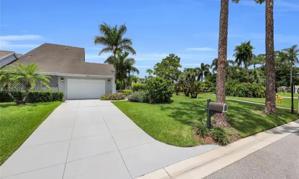 6879 Palm Grove Court, Palm Beach Gardens, FL 33418