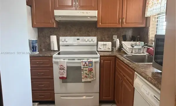 9001 Sunrise Lakes Boulevard 201, Sunrise, FL 33322