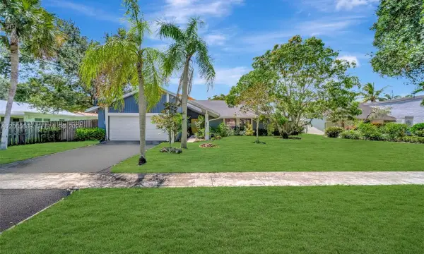 620 E Plantation Circle, Plantation, FL 33324