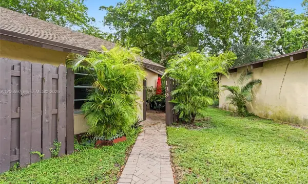 139 Essex Road 4-28, Hollywood, FL 33024