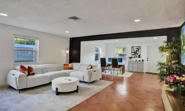 1022 NE 34th Court, Oakland Park, FL 33334