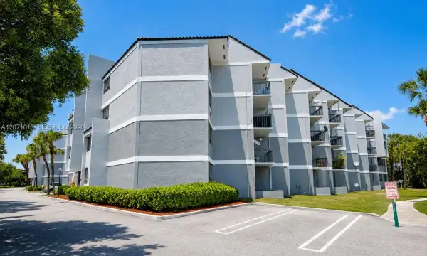 1820 N Congress Avenue 305, West Palm Beach, FL 33401