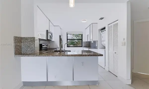 10121 W Sunrise Boulevard 301, Plantation, FL 33322