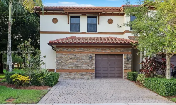 12365 S Village Circle, Davie, FL 33325