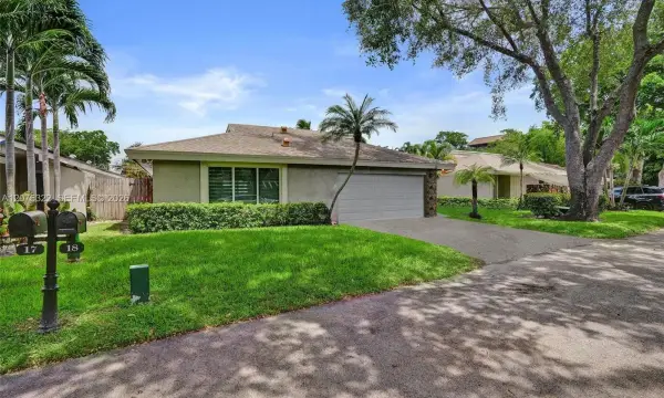 18 Boxwood Road, Hollywood, FL 33021