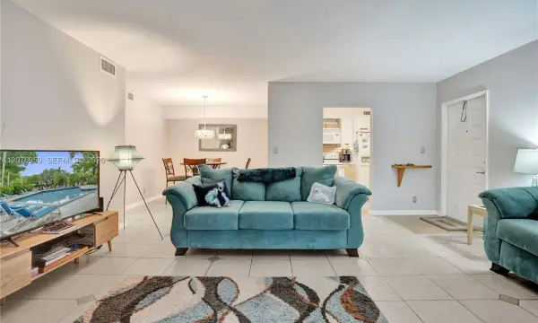 3017 N Oakland Forest Drive 208, Oakland Park, FL 33309